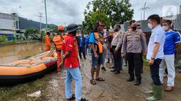 Karyawan BRI dan Kepolisian setempat bersiap membagikan makanan siap saji kepada masyarakat terdampak banjir menggunaka perahu karet di Abepura, Jayapura, Papua. BRI berkoordinasi dengan berbagai pihak untuk bersinergi sebagai upaya meringankan beban masyarakat. (Liputan6.com/HO/Humas BRI)