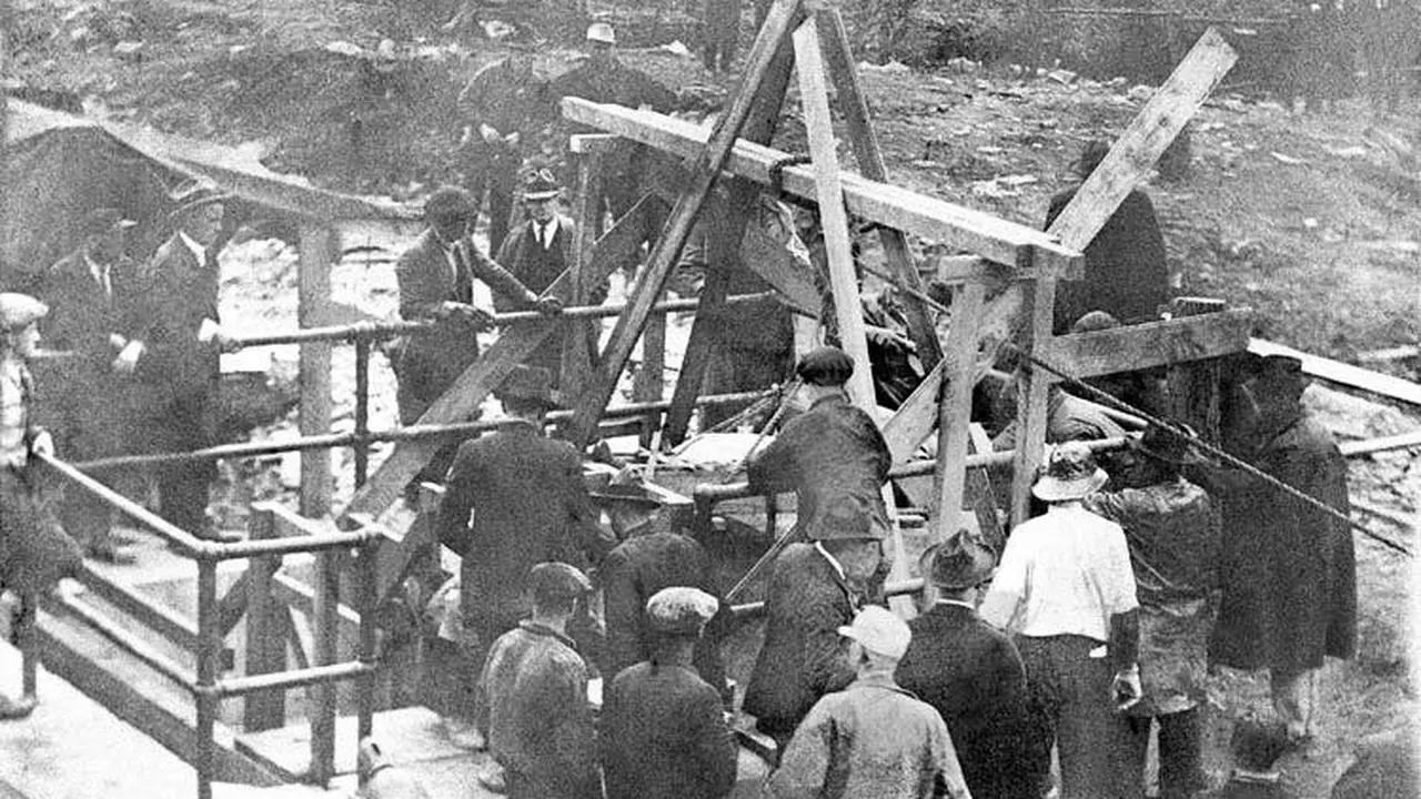 28 April 1924: Sebuah ledakan melanda tambang batu bara Benwood di selatan Wheeling, menewaskan 119 penambang.
