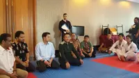 Menteri Pemuda dan Olahraga (Menpora), Imam Nahrawi, meninjau tempat latihan cabang olahraga karate di Apartemen Balezza, Permata Hijau, Jakarta, Jumat (9/6/2017). (Bola.com/Zulfirdaus Harahap)