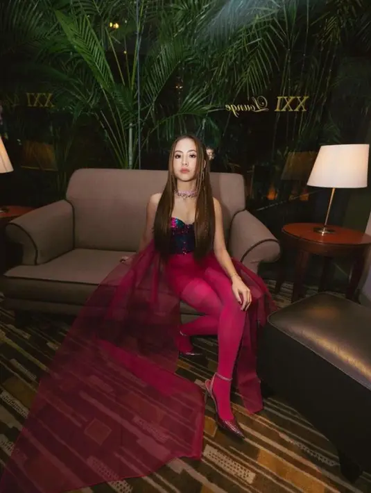 Zara tampil memesona mengenakan Jacob William custom mermaid bustier bling-bling dipadu celana panjang fuschia. @armanfebryan @snap.nuel.