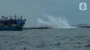 Gelombang tinggi saat menghantam pesisir laut Jakarta, Kamis (9/1/2020). Kawasan yang rawan diterjang banjir rob selama cuaca ekstrim melanda Jakarta pada 9 hingga 12 Januari 2020 adalah Muara Angke, Kalibaru, Muara Baru, Cilincing, Marunda dan Pademangan Ancol. (merdeka.com/Imam Buhori)