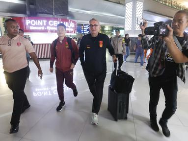 Pelatih Timnas China, Branko Ivankovic, tiba di Terminal 3 Bandara Soekarno-Hatta, tangerang, Senin (2/6/2025). (Bola.com/M Iqbal Ichsan)