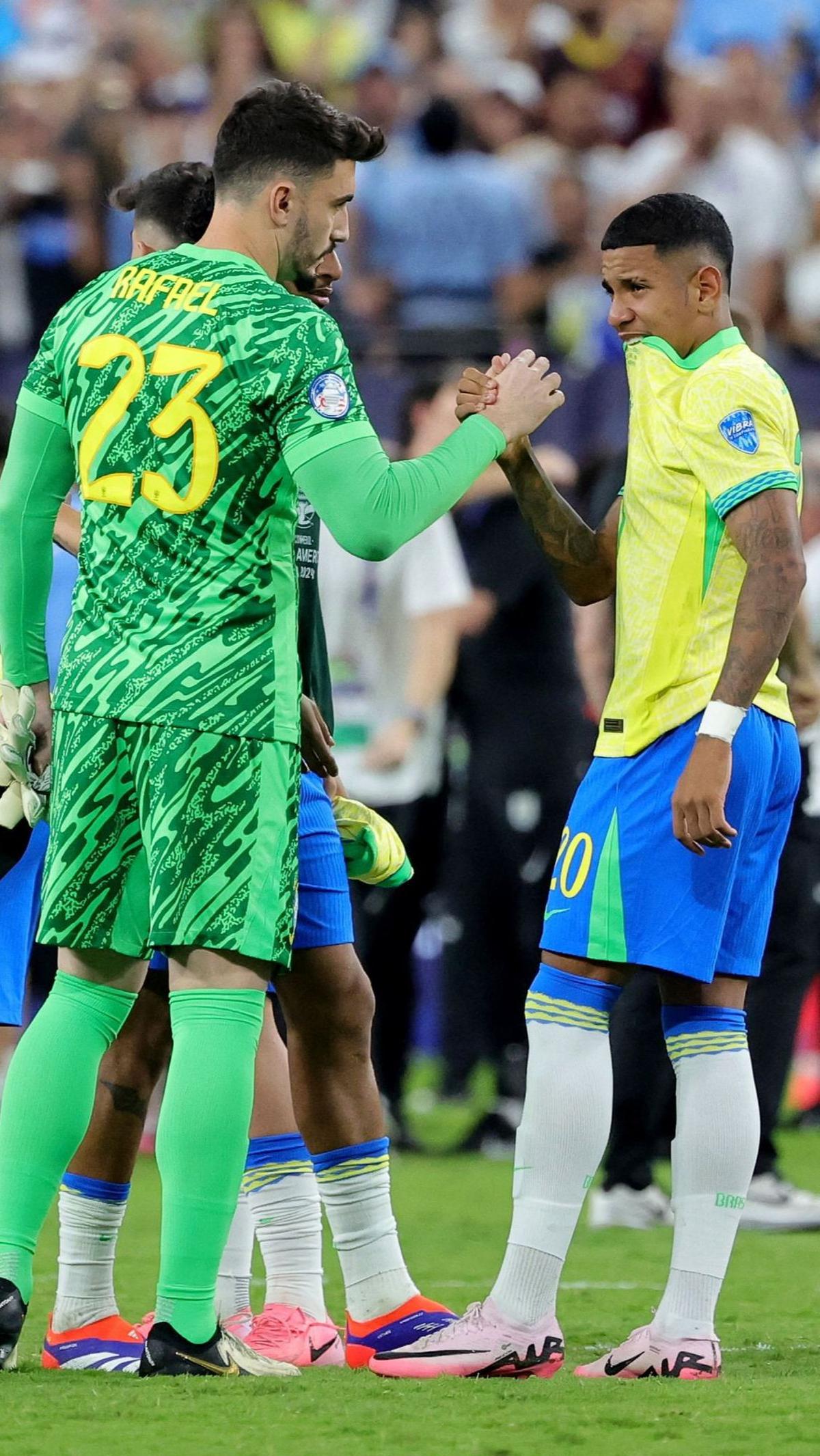Meski demikian, Marquinhos dan kawan-kawan gagal memanfaatkan situasi tersebut untuk mencetak gol hingga akhir waktu normal dan perpanjangan waktu. Foto: AFP<br>