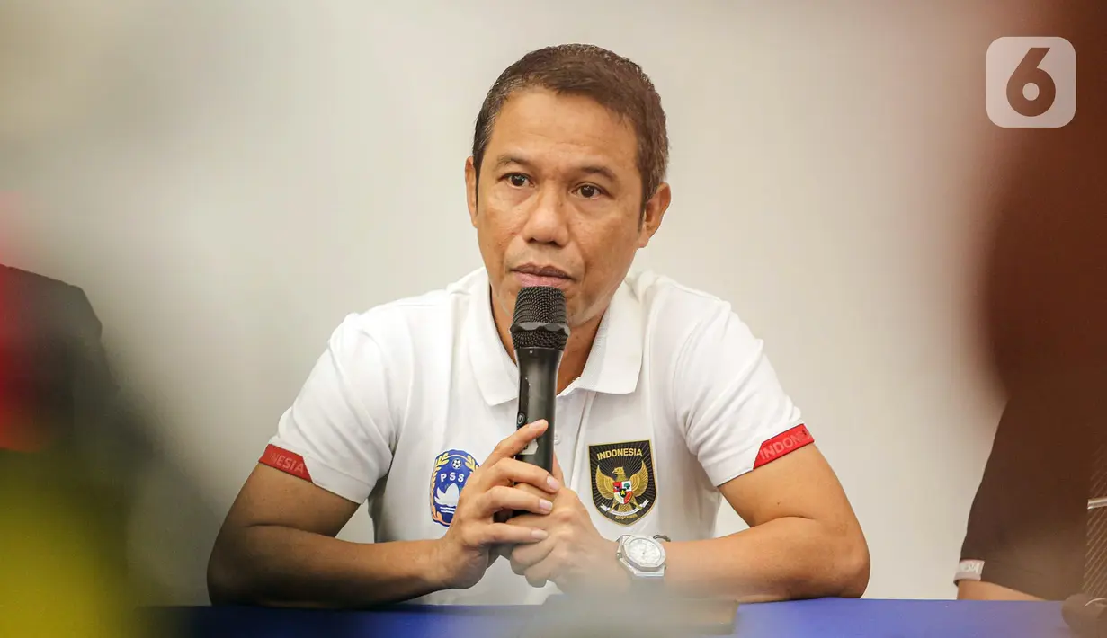 Sekretaris Jenderal PSSI Yunus Nusi menyampaikan keterangan pers terkait tragedi kerusuhan Stadion Kanjuruhan Malang di Stadion Madya, Jakarta, Minggu (2/10/2022). Selain denda, PSSI juga akan memberikan sanksi tidak bisa menjadi tuan rumah dalam beberapa laga. (Liputan6.com/Faizal Fanani)