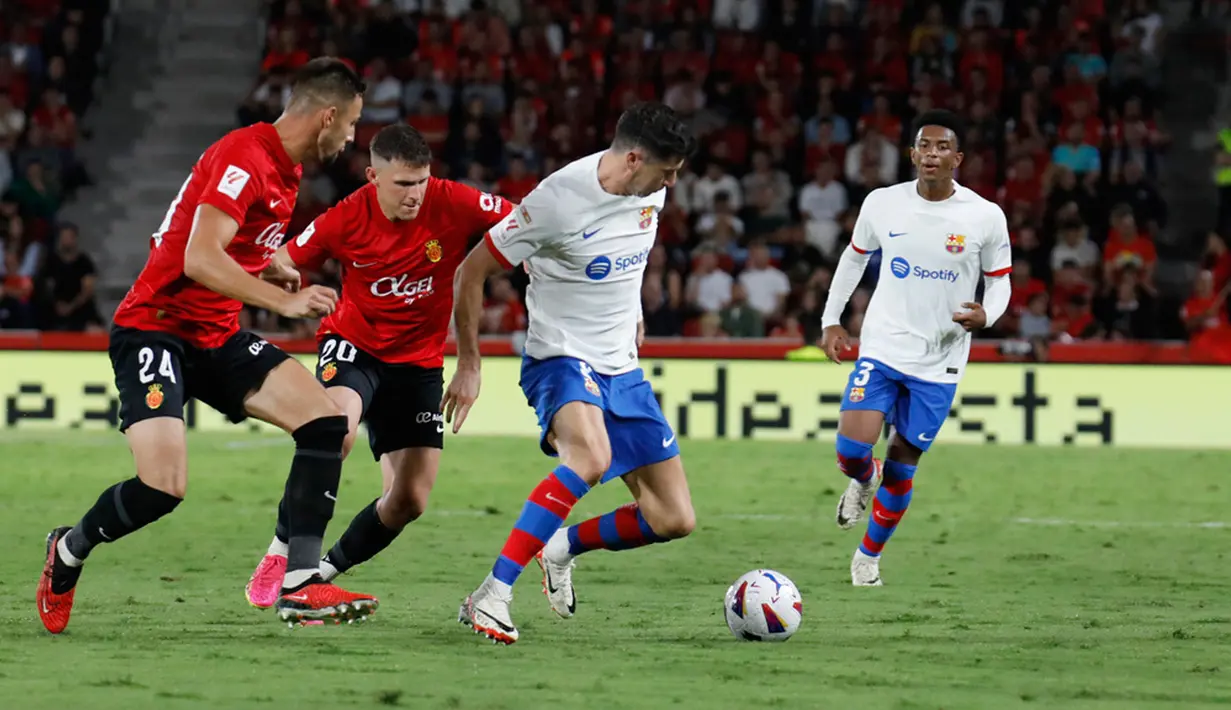 Pada laga ini, Barcelona juga harus bangkit dua kali usai tuan rumah mencetak gol lewat Vedat Muriqi dan Abdon Prats. Barcelona mampu membalas lewat gol dari Raphinha dan Fermin Lopez. (AP Photo/Francisco Ubilla)