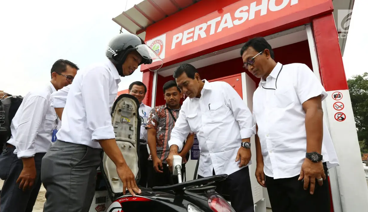 Dirut BRI Suprajarto dan Direktur Hubungan Kelembagaan BRI Sis Apik Wijayanto mengunjungi Petrashop di BUMdes Pandawa, Tasikmalaya (28/1). Hingga akhir Desember 2018, tercatat 17.545 BUMDes di telah menggunakan rekening BRI. (Liputan6.com/Pool/Humas BRI)