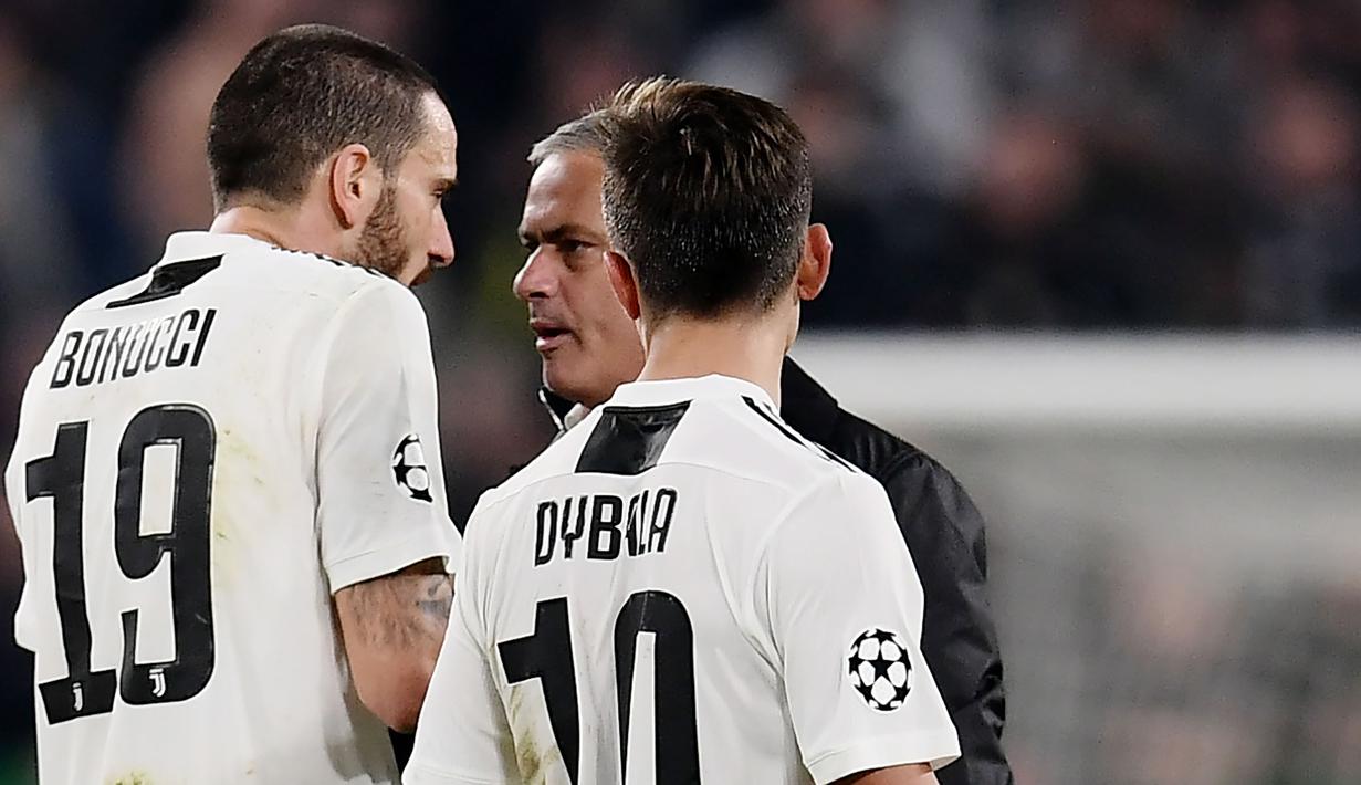 Pelatih Manchester United, Jose Mourinho, bersitegang dengan bek Juventus, Leonardo Bonucci, usai laga Liga Champions di Stadion Allianz, Turin, Rabu (7/11), Juventus kalah 1-2 atas MU. (AFP/Marco Bertorello)