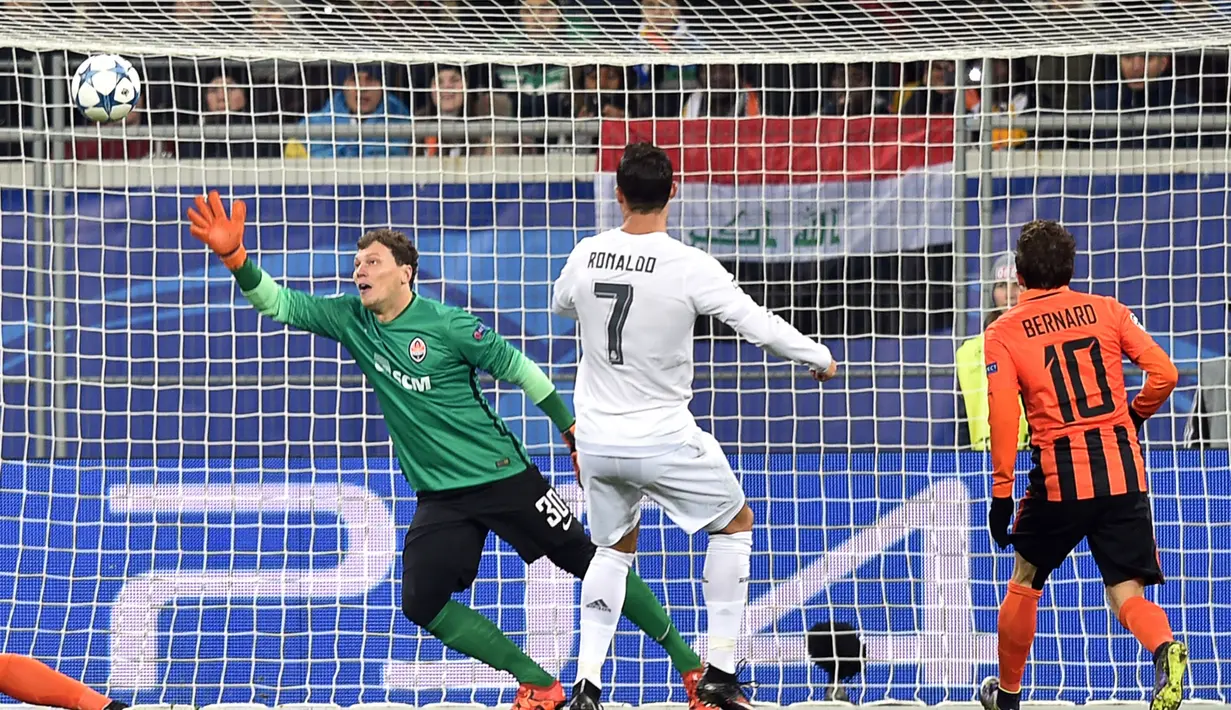 Kiper Shakhtar Donetsk, Andriy Pyatov, berusaha menghalau bola tendangan pemain Real Madrid dalam laga Grup A Liga Champions di Stadion Lviv Arena, Lviv, Ukraina, Kamis (26/11/2015) dini hari WIB. (AFP Photo/Sergei Supinsky)