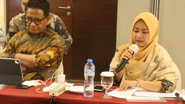 Ikke Nurjanah dan Andre Hehanusa, Komisioner LMKN sedang memberikan paparan pada saat rapat kerja