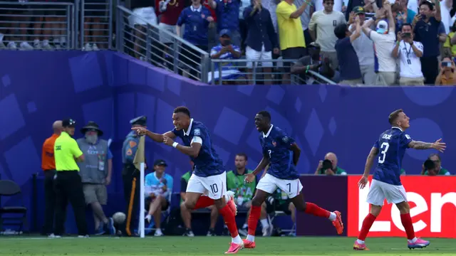 Pemain Prancis Kylian Mbappe (10) merayakan gol bersama Ousmane Dembele (7)
