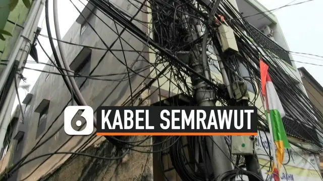 Warga Pademangan Barat, Jakarta Utara mengeluh dengan semrawutnya kabel listrik dan telepon di wilayah mereka.