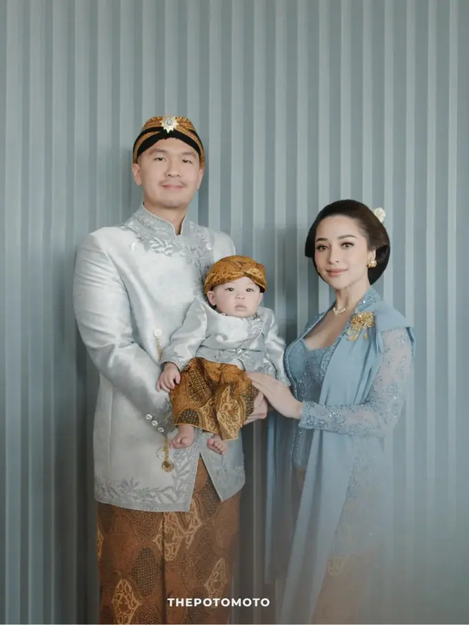 Potret Keluarga Jawa dari Nikita Willy dan Indra Priawan di Tedhak Sinten Baby Issa, Usung Tren Warna 2023