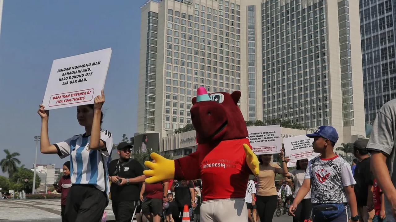 Perhelatan pesta olahraga sepak bola Piala Dunia U-17 sebentar lagi digelar dalam waktu dekat. Beragam kegiatan promo gencar dilakukan. Seperti aksi Bacuya, maskot Piala Dunia U-17 yang sedang beraksi untuk mengajak masyarakat agar turut menyukseskan aja