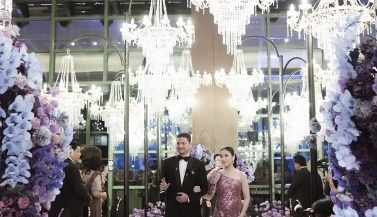 Menghadiri pesta, Jessica Tanoesoedibjo terlihat begitu glamor dalam balutan dress sequin one shoulder dengan nuansa pink yang elegan. [Foto: Instagram/ Jessica Tanoesoedibjo]