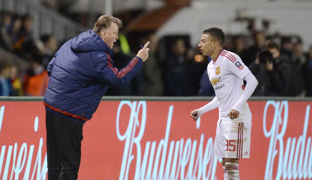 Louis van Gaal  memberikan instruksi kepada Jesse Lingard saat melawan Shrewsbury Town pada lanjutan piala FA di Stadion Greenhous Meadow, Shrewsbury, Inggris, (22/2/2016). (AFP/Oli Scarff)