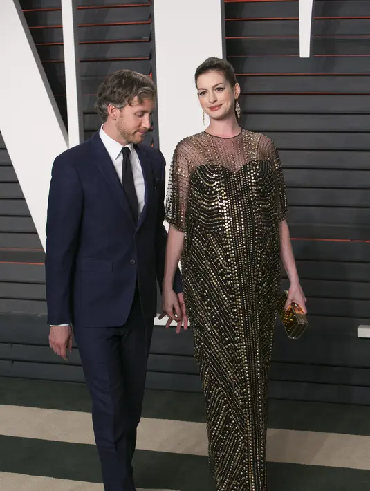 Anne Hathaway dan Adam Shullman mengaku sangat bahagia ketika Baby Jonathan lahir. Adam Shullman juga mengungkapkan ia akan menjalani peran sebagai ayah untuk si buah hati. (AFP/Bintang.com)