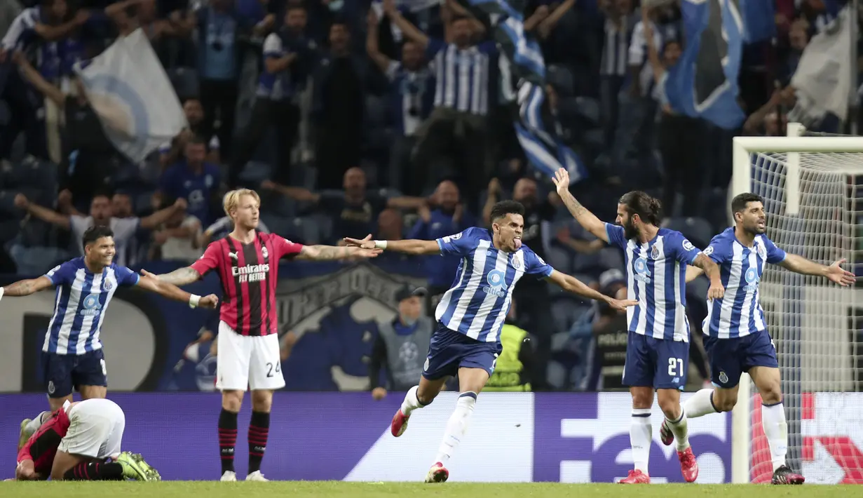 Pemain Porto Luis Diaz (ketiga kanan) melakukan selebrasi usai mencetak gol ke gawang AC Milan pada pertandingan sepak bola Grup B Liga Champions di Stadion Dragao, Porto, Portugal, Selasa (19/10/2021). Porto menang 1-0. (AP Photo/Luis Vieira)