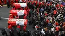 Tiga jenazah petugas pemadam kebakaran diantar oleh ribuan pelayat dalam upacara pemakaman, di Kota Lima, Peru (21/10). (Reuters/Guadalupe Pardo)