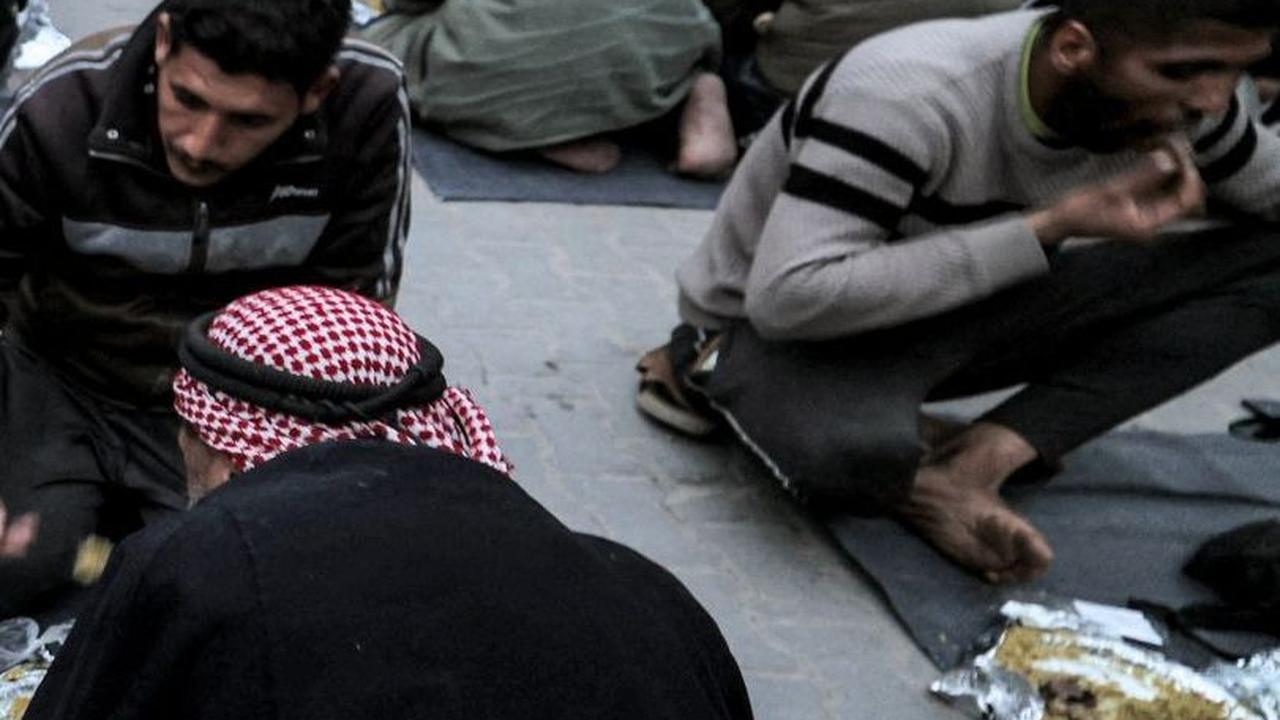 Selama acara berlangsung, suasana terlihat penuh dengan kegembiraan. Hal itu dapat dilihat dari wajah-wajah warga Gaza yang menikmati hidangan buka puasa yang disediakan. Foto: MOHAMMED ABED / AFP