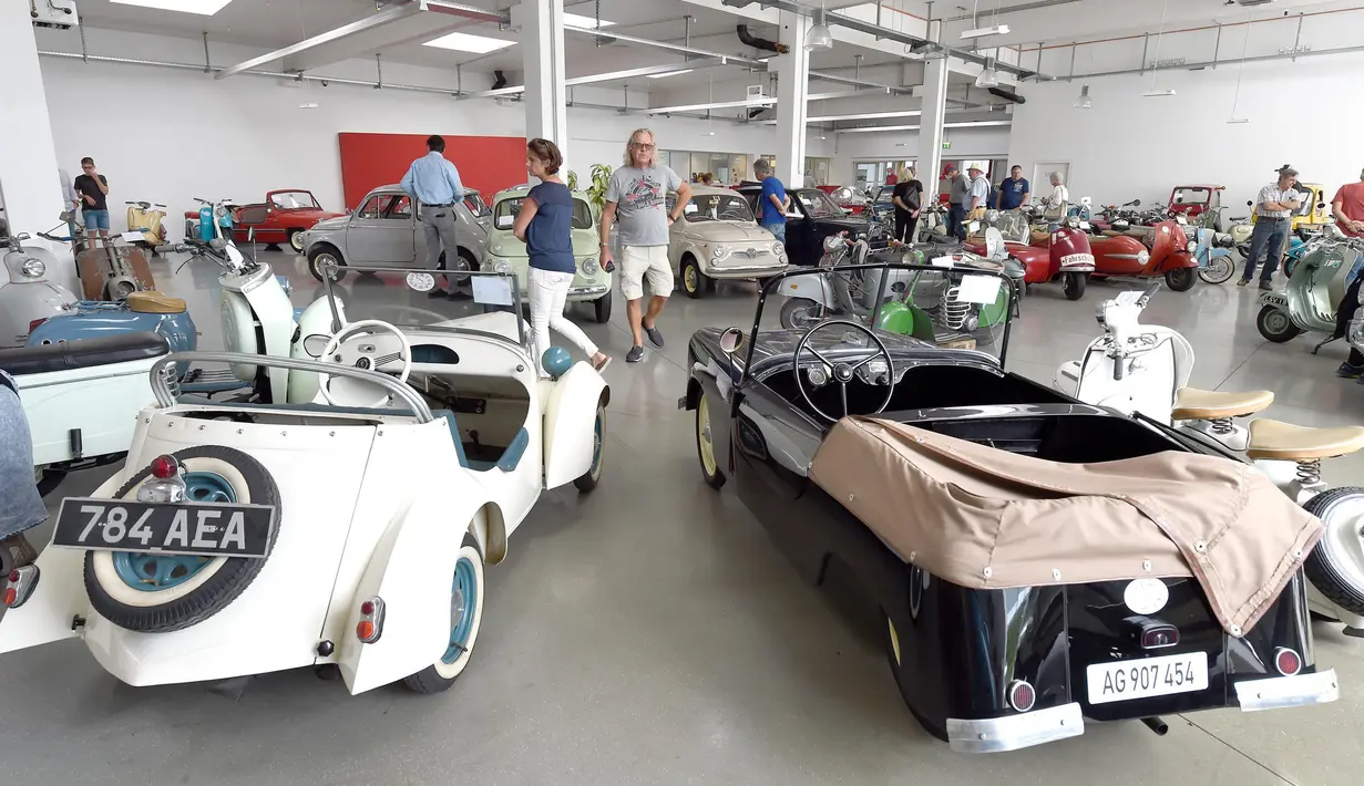 Para pengunjung melihat koleksi mobil klasik "mini" yang dipamerkan di aula rumah lelang Dorotheum di Wina, Austria, pada 8 Juli 2020. Rumah lelang Austria, Dorotheum, di Wina akan mengadakan lelang mobil-mobil klasik "mini" pada Jumat (10/7) mendatang. (Xinhua/Guo Chen)