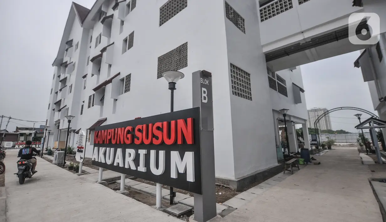 Suasana pintu masuk menuju Kampung Susun Akuarium, Penjaringan, Jakarta, Rabu (27/10/2021). Sebanyak 103 kepala keluarga (KK) kini telah menghuni di dua blok Kampung Susun Akuarium setelah diresmikan oleh Gubernur Anies Baswedan pada Agustus lalu. (merdeka.com/Iqbal S Nugroho)