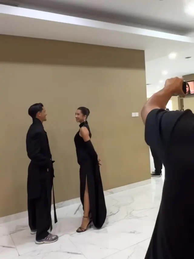 Jennifer Bachdim dan Irfan Bachdim Momong Anak