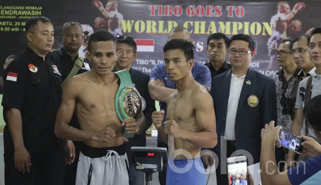 Petinju Indonesia juara WBC Internasional kelas terbang junior, Tibo Monabesa, berhadapan dengan petinju Filipina, Arnold Garde (kanan), jelang laga mempertahankan gelar di GOR Cendrawasih, Jakarta, Jumat (19/5/2017). (Bola.com/Vitalis Yogi Trisna)