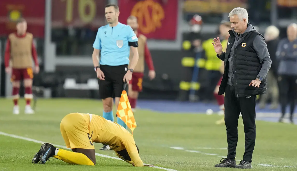 Jose Mourinho dan pasukannya sukses memastikan satu tempat di babak semifinal Liga Conference usai melumat Bodo/Glimt di leg kedua perempat final dengan skor 4-0. (AP/Alessandra Tarantino)