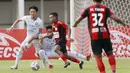 Pemain Persipura Jayapura, Todd Rivaldo Ferre (tengah) berusaha melewati pemain Arema FC, Rizky Dwi dan Dendi Santoso pada laga BRI Liga 1 di Stadion Madya, Jakarta, Rabu, (29/9/2021). (Bola.com/ M Iqbal Ichsan)