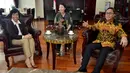 Ketua MPR Zulkili Hasan (kanan) Menerima Duta Besar Kuba untuk Indonesia Enna Viant Valdes (kiri) di Ruang Pimpinan MPR, Jakarta, Selasa (17/3/2015). Pertemuan tersebut membahas kerja sama kedua belah negara.(Liputan6.com/Andrian M Tunay)