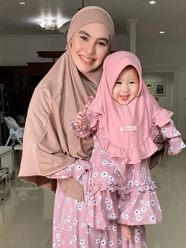 Bisa Jadi Inspirasi Lebaran, Ini 6 Potret Artis Cantik Pake Baju Kembar dengan Anak