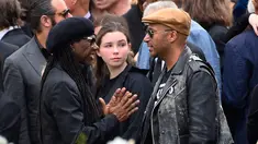 Gitaris Tom Morello berbincang dengan Nile Rodgers di pemakaman Chris Cornell di Hollywood Forever Cemetery di Los Angeles, AS (26/5). Chriss Cornell, vokalis dari Soundgarden meninggal pada Kamis (18/5/2017). (Photo by Chris Pizzello/Invision/AP)
