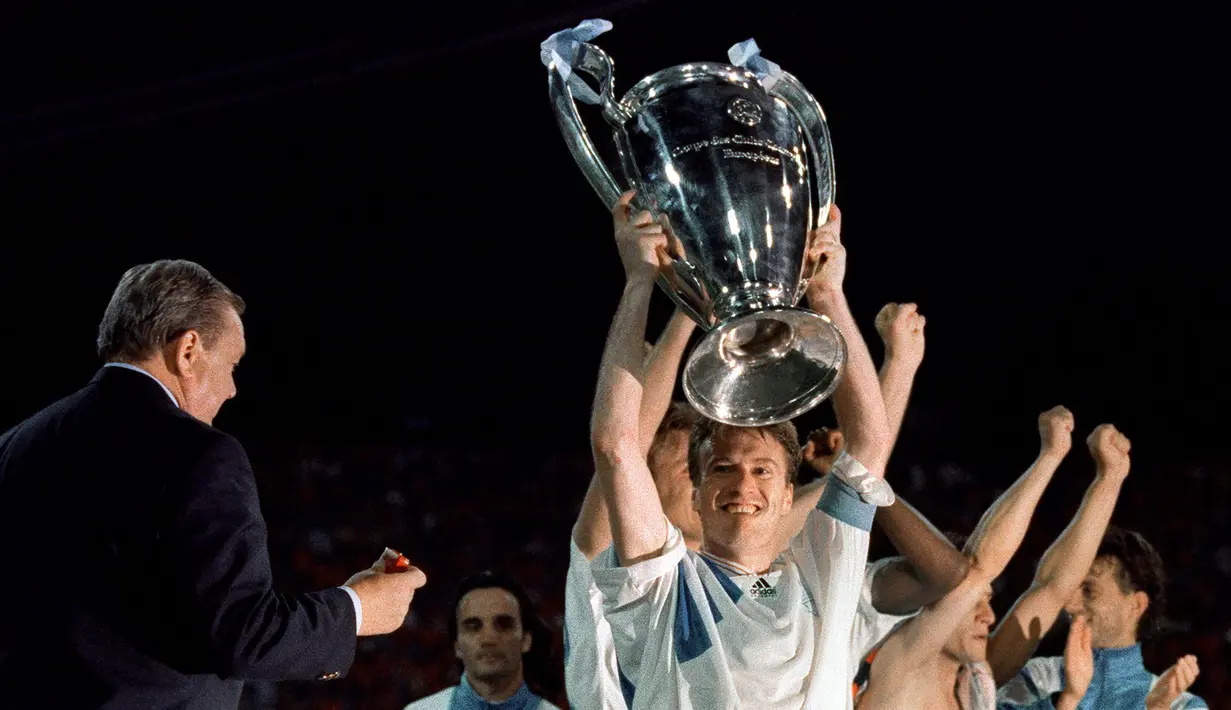 Deschamps memulai karier profesionalnya bersama Marseille dan menjuarai Ligue 1 pada 1991, 1992 serta Liga Champions pada 1993. Deschamps menjadi kapten termuda yang mengangkat trofi kala itu. (AFP/Georges Gobet)