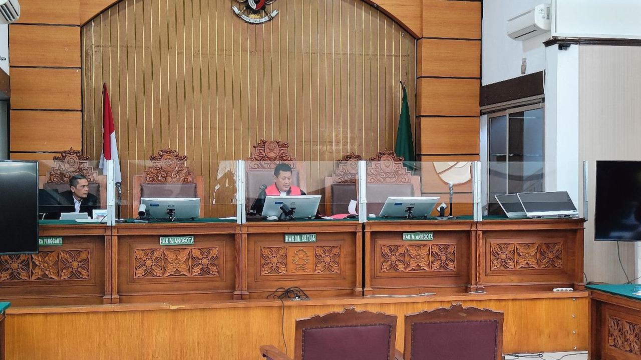 Namun dalam hal ini, kepolisian mendapatkan surat perintah penyitaan yang ditandatangani oleh Wakil Ketua Pengadilan Negeri Jakarta Selatan.<br>