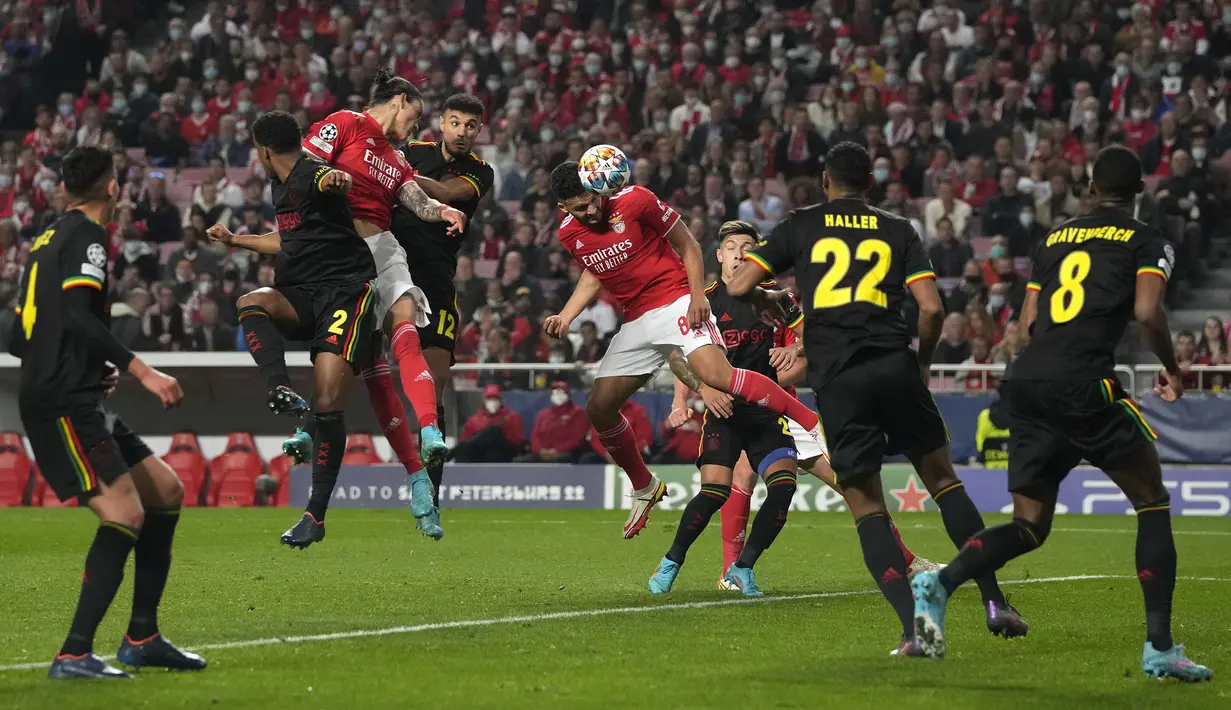 Tertinggal satu angka di babak pertama, Benfica menambah intensitas serangan. Hasilnya, Goncalo Ramos (tengah) sukses mencetak gol usai melepas sepakan keras dari luar kotak penalti pada menit ke-72. (AP/Armando Franca)