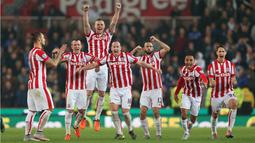 Stoke City merayakan kemenangan atas Chelsea 5-4, lewat penalty  di Stadion Britania, Inggris, Rabu (28/10/2015) dini hari.  (Reuters / Alex Morton)