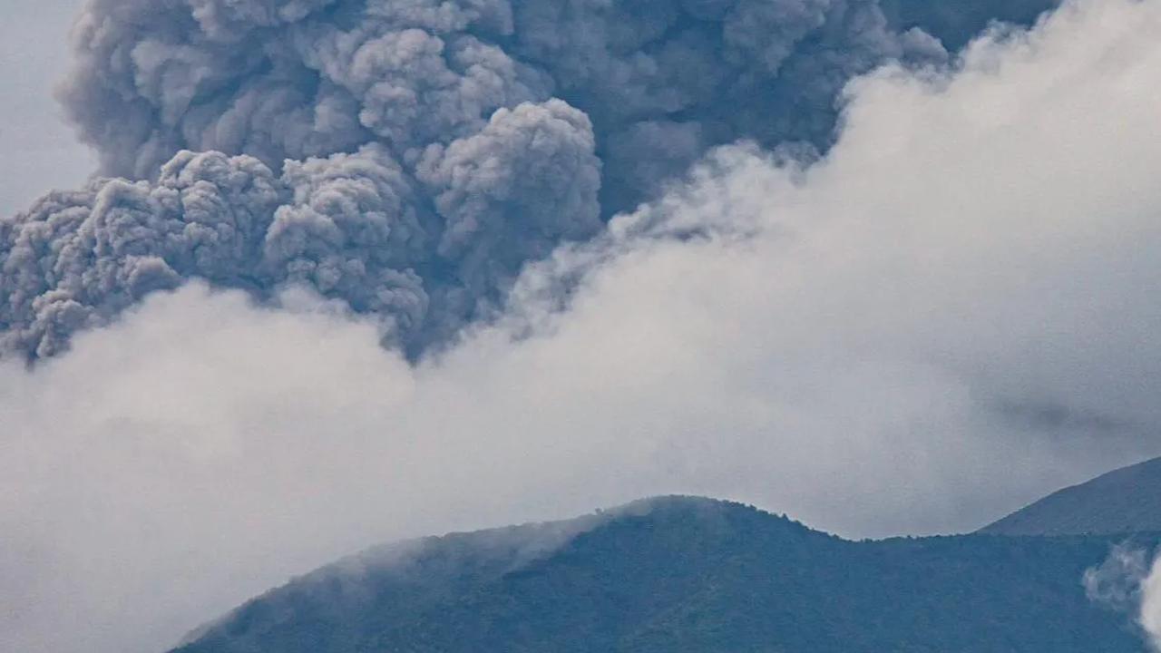 FOTO: Penampakan Gunung Marapi di Sumatera Barat Saat Muntahkan Abu Vulkanik hingga Ketinggian 3.000 Meter