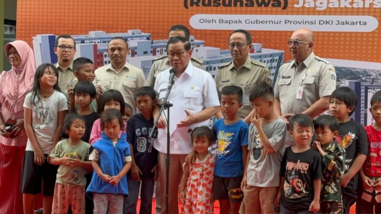 Gubernur DKI Jakarta Pramono Anung Wibowo memberikan keterangan di Rusun Jagakarsa, Jakarta Selatan, Selasa (9/12/2025).