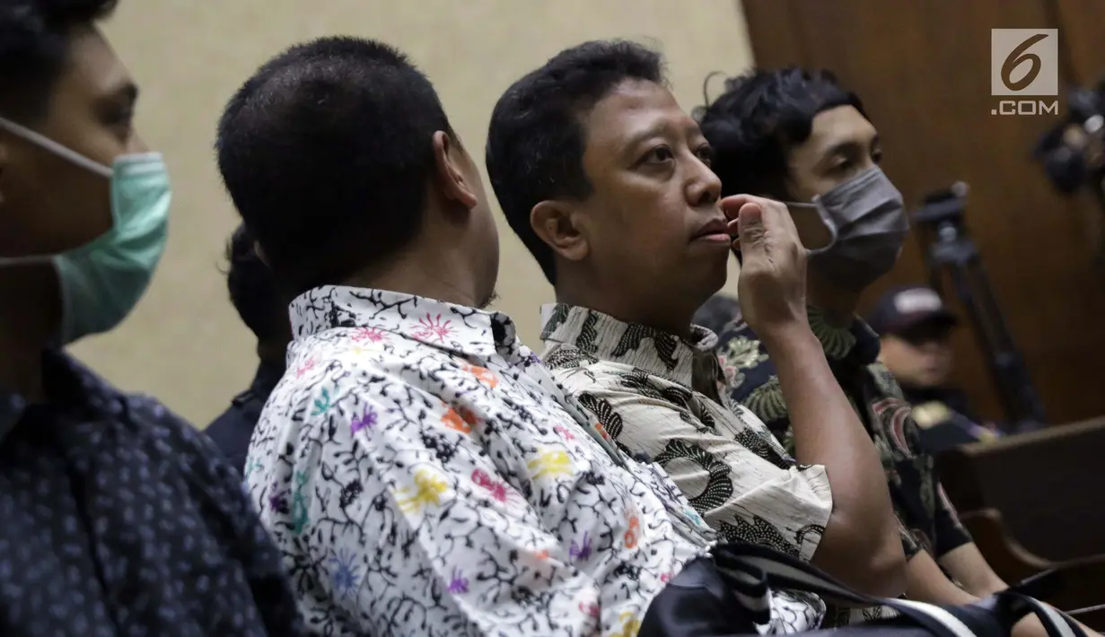 Terdakwa dugaan suap jual beli jabatan di lingkungan Kemenag, M Romahurmuziy jelang menjalani sidang lanjutan di Pengadilan Tipikor, Jakarta, Senin (23/9/2019). Sidang beragendakan pembacaan eksepsi yang dibacakan terdakwa dan penasehat hukum terdakwa. (Liputan6.com/Helmi Fithriansyah)