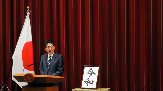 Perdana Menteri Jepang, Shinzo Abe memberikan sambutan saat pengumuman nama era baru kekaisaran Jepang di Tokyo, Senin (1/4). Reiwa, menjadi nama era yang baru Jepang mulai 1 Mei 2019 setelah Kaisar Akihito turun takhta pada akhir April mendatang. (AP/Eugene Hoshiko)