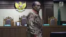 Terdakwa korupsi komisi kegiatan fiktif agen PT Asuransi Jasindo dalam pengadaan asuransi BP Migas-KKKS 2010-2012 dan 2012-2014, Budi Tjahjono saat jeda sidang putusan di Pengadilan Tipikor, Jakarta, Rabu (10/4). Hakim menyatakan Budi Tjahjono terbukti bersalah. (Liputan6.com/Helmi Fithriansyah)