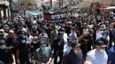 Warga saat menggelar aksi protes di kota pesisir Mediterania, Jaffa, Tel Aviv selatan (26/6/2020). Warga muslim di Israel menggelar aksi protes terhadap keputusan pemerintah Tel Aviv yang akan menggusur situs Tanah Pemakaman Muslim dari abad ke-18. (AFP Photo/Jack Guez)