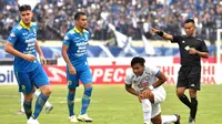 Duel Persib vs Arema di Stadion Si Jalak Harupat, Soreang, Selasa (12/11/2019). (Bola.com/Iwan Setiawan)