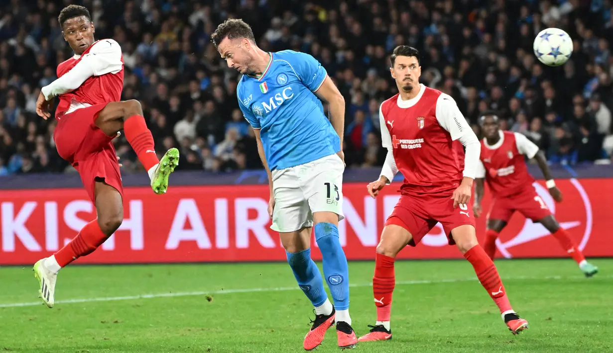 Kemenangan itu membawa Napoli jadi runner-up Grup C mendampingi Madrid ke babak 16 besar. (Alberto PIZZOLI / AFP)