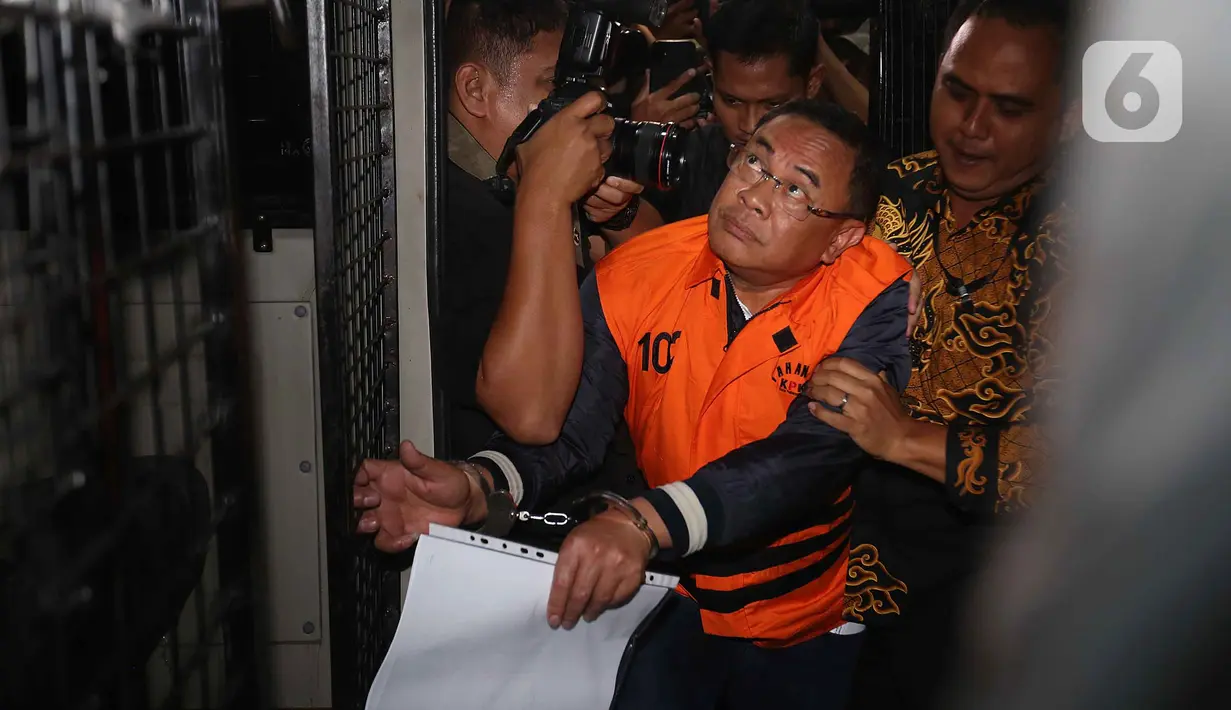 Bupati Pati, Sudewo dikawal petugas sesaat memasuki ke dalam mobil tahanan usai menjalani pemeriksaan intensif di Gedung Merah Putih Komisi Pemberantasan Korupsi (KPK), Jakarta, Selasa (20/1/2026). (Liputan6.com/Helmi Fithriansyah)