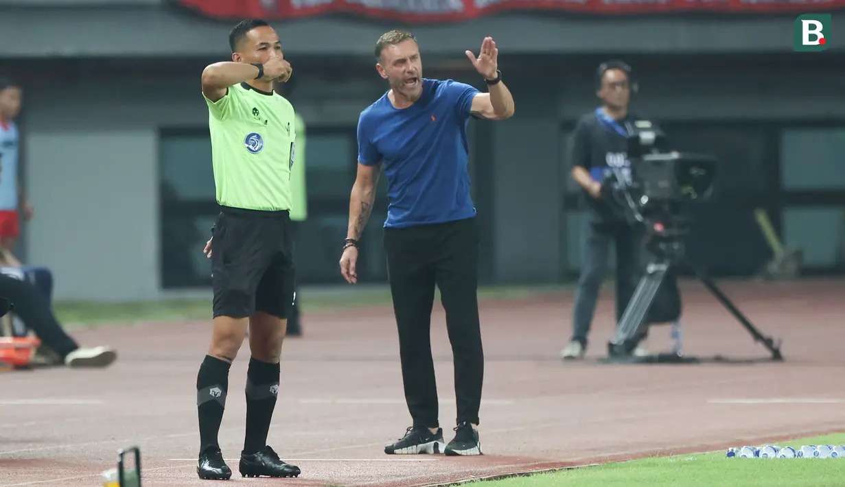 <p>Pelatih kepala Persija Jakarta, Thomas Doll menghampiri asisten wasit untuk memprotes keputusan wasit saat menghadapi Rans Nusantara FC pada laga pekan ke-16 BRI Liga 1 2023/2024 di Stadion Patriot Candrabhaga, Bekasi, Minggu (22/10/2023) malam WIB. (Bola.com/Abdul Aziz)</p>