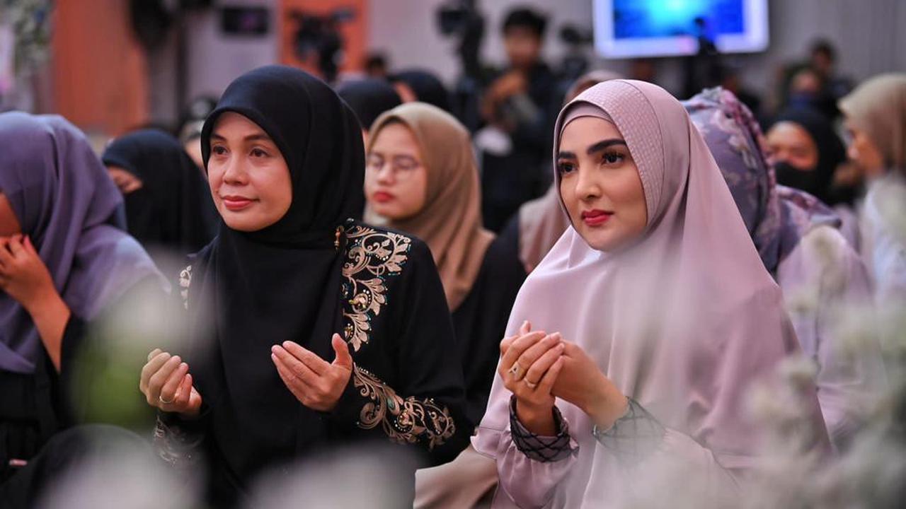 Siti Atikoh Supriyanti (kiri), istri calon presiden (capres) Ganjar Pranowo (Istimewa)