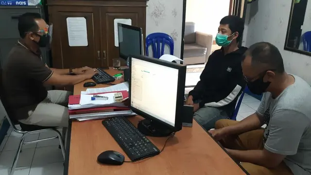 Penyidik Satreskrim Polresta Banyumas memeriksa tersangka pencabulan anak di bawah umur, Irin (jaket hitam). (Foto: Liputan6.com/Rudal Afgani Dirgantara)