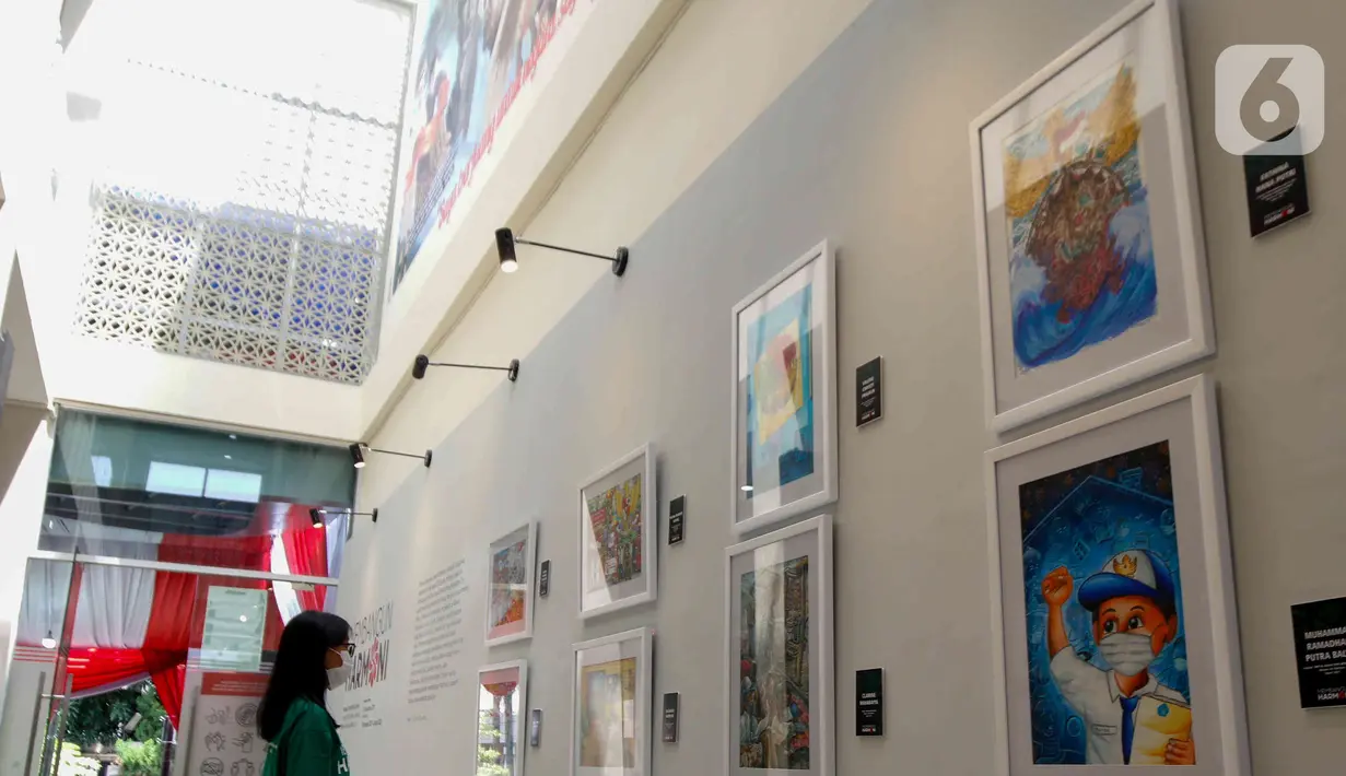 Pengunjung menyaksikan karya lukis yang bertajuk 'Membangun Harmoni' di Museum Basoeki Abdullah, Jakarta, Sabtu (18/12/2021). 'Membangun Harmoni' tersebut merupakan hasil karya lomba dari pelajar di tingkat SD, SMP, hingga SMA. (Liputan6.com/Herman Zakharia)