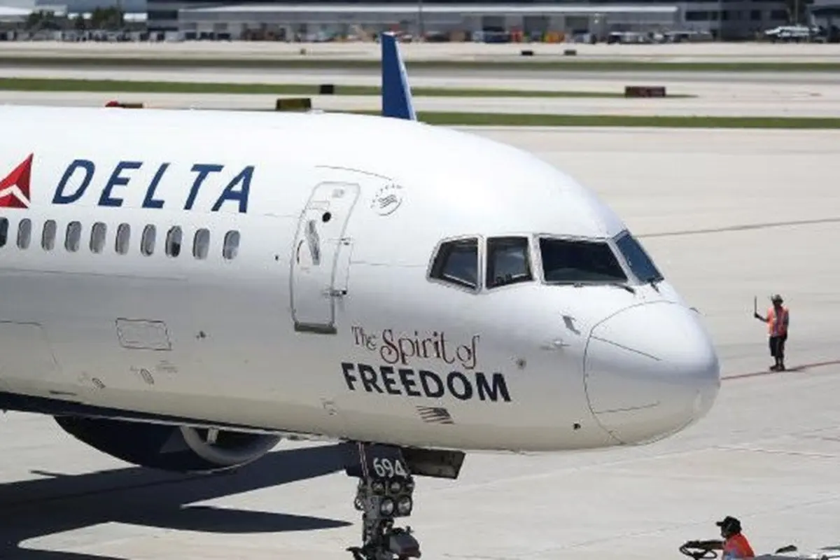 Pasangan suami istri dipaksa turun oleh petugas maskapai Delta Airlines (AFP)